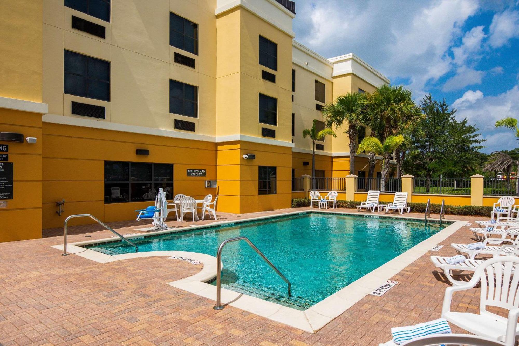 Comfort Suites Vero Beach I-95 Εξωτερικό φωτογραφία